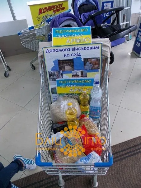 В супермаркетах збирають допомогу для військових (Фоторепортаж) — фото 9