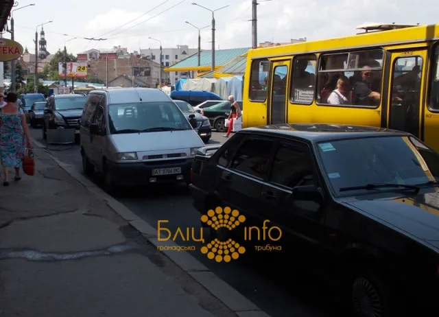 Водії вперто ігнорують розміщений на вулиці Дністровській дорожній знак «Зупинку заборонено» (Фоторепортаж) — фото 2
