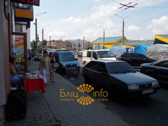 Водії вперто ігнорують розміщений на вулиці Дністровській дорожній знак «Зупинку заборонено» (Фоторепортаж) — фото 3