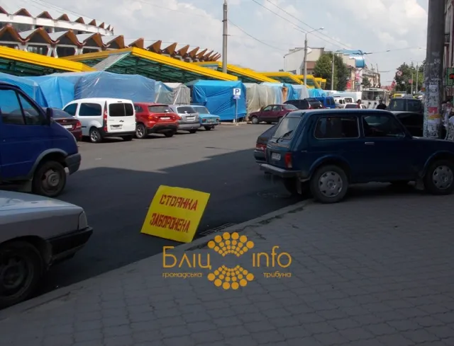 Водії вперто ігнорують розміщений на вулиці Дністровській дорожній знак «Зупинку заборонено» (Фоторепортаж) — фото 5