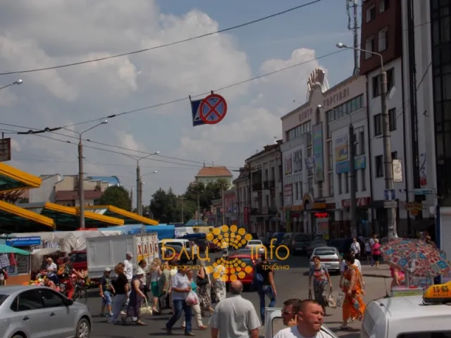 Водії вперто ігнорують розміщений на вулиці Дністровській дорожній знак «Зупинку заборонено» (Фоторепортаж) — фото 6