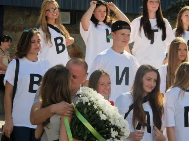 На Вічевому майдані, люди у білих футболках із зображенням букв, складали фрази «виходьте заміж» (Фото) — фото 2