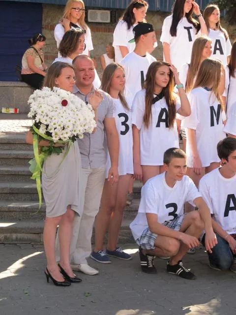 На Вічевому майдані, люди у білих футболках із зображенням букв, складали фрази «виходьте заміж» (Фото) — фото 3
