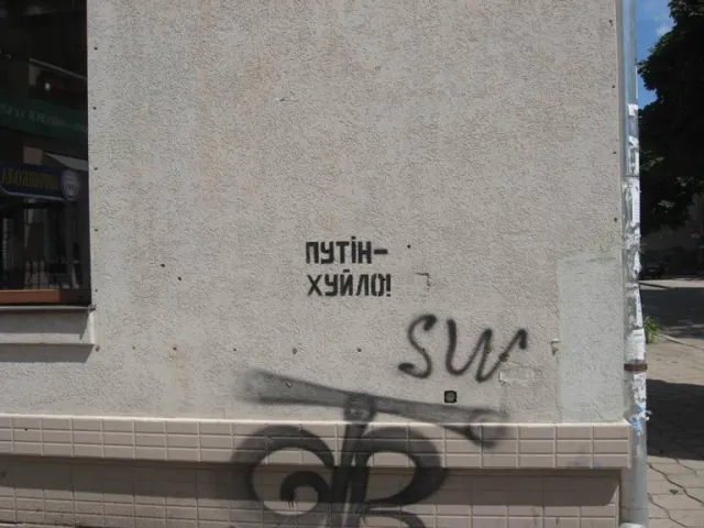 Вулиці міста прикрасили відомим гаслом про Путіна (Фоторепортаж) — фото 1