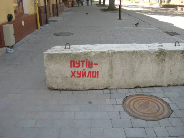 Вулиці міста прикрасили відомим гаслом про Путіна (Фоторепортаж) — фото 6
