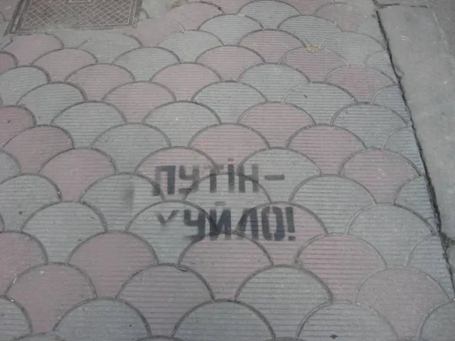 Вулиці міста прикрасили відомим гаслом про Путіна (Фоторепортаж) — фото 7