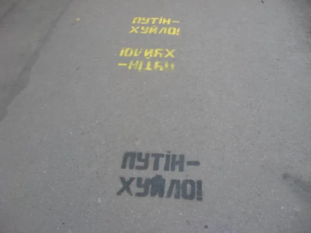 Вулиці міста прикрасили відомим гаслом про Путіна (Фоторепортаж) — фото 8