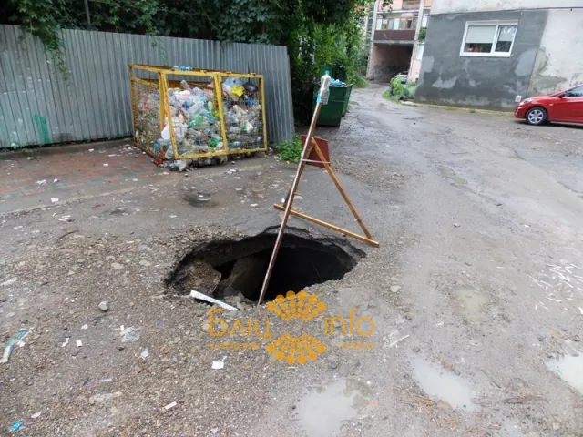 В дворі провалилась земля та посеред дороги утворилось небезпечне провалля (Фоторепортаж) — фото 2