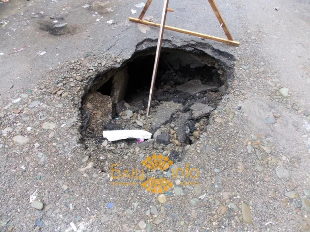 В дворі провалилась земля та посеред дороги утворилось небезпечне провалля (Фоторепортаж) — фото 3