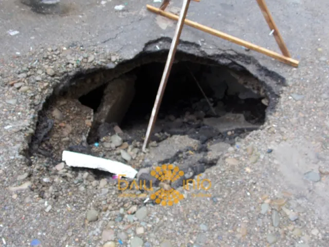 В дворі провалилась земля та посеред дороги утворилось небезпечне провалля (Фоторепортаж) — фото 5