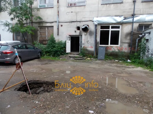 В дворі провалилась земля та посеред дороги утворилось небезпечне провалля (Фоторепортаж) — фото 6
