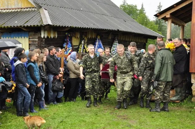 У селі Вороненко поховали бійця АТО 23-річного Павла Ільчука (Фоторепортаж) — фото 4