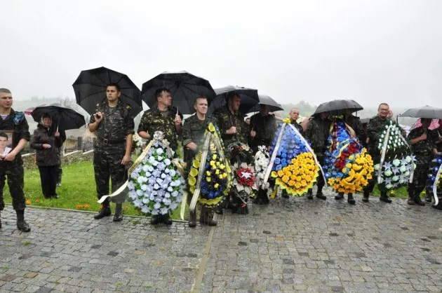 У селі Вороненко поховали бійця АТО 23-річного Павла Ільчука (Фоторепортаж) — фото 7