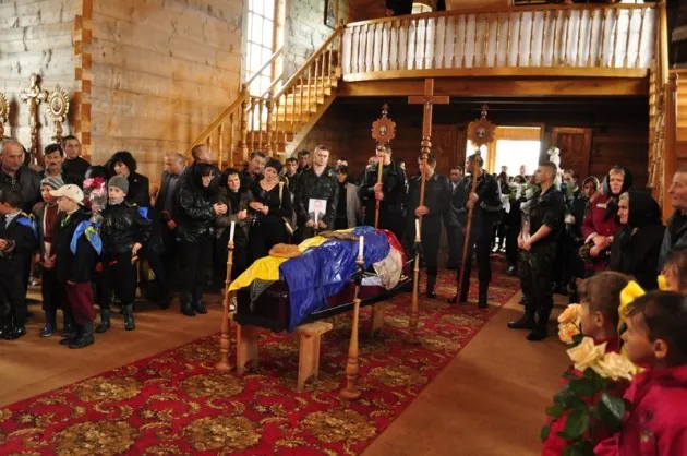 У селі Вороненко поховали бійця АТО 23-річного Павла Ільчука (Фоторепортаж) — фото 8