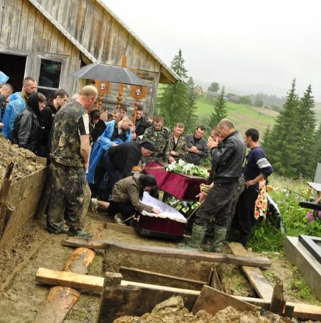 У селі Вороненко поховали бійця АТО 23-річного Павла Ільчука (Фоторепортаж) — фото 9