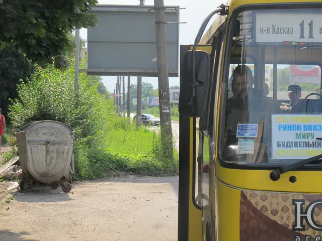 Хто переніс  сміттєві баки на зупинку? (Фото) — фото 1