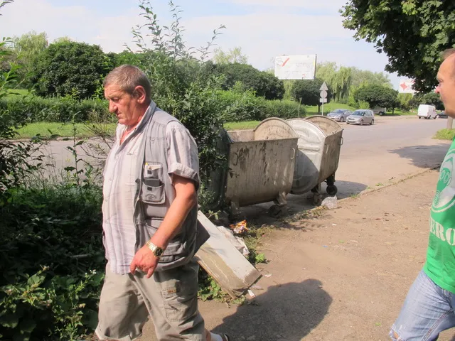 Хто переніс  сміттєві баки на зупинку? (Фото) — фото 2