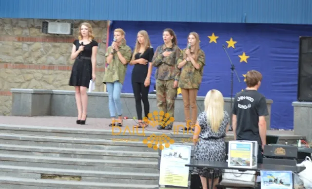 На Вічевому майдані пройшов благодійний концерт «Допоможи армії - врятуй Україну!» (Фоторепортаж) — фото 3