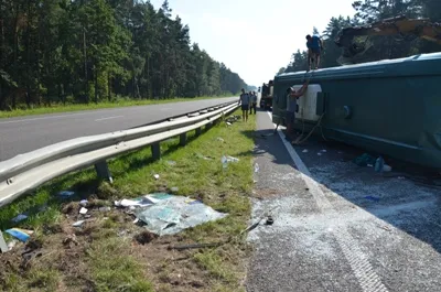 Водій з Івано-Франківська не впорався з керуванням та перекинув автобус з пасажирами (Фото) — фото 2