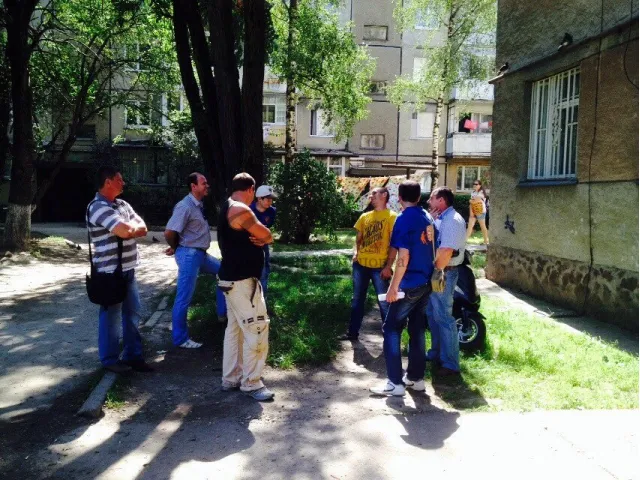 Чоловіки Івано-Франківська, отримавши повістку, йдуть у військомат (Фото) — фото 4