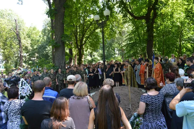 В Івано-Франківську поховали загиблого бійця батальйону «Айдар» Василя Білика (Фоторепортаж) + (Відео) — фото 7