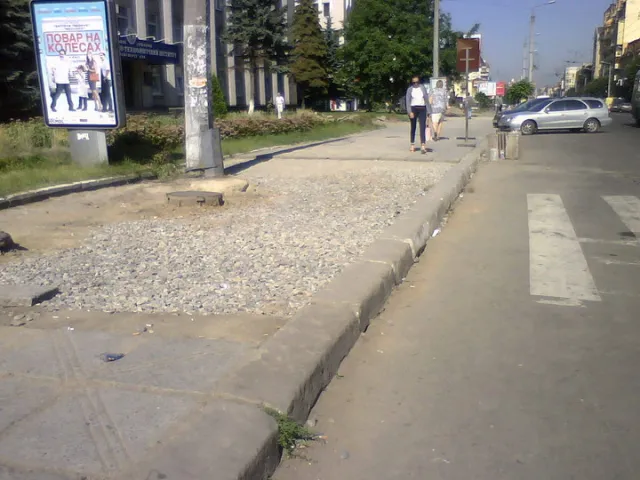 На вулиці Незалежності тротуар ремонтують із грубим порушенням будівельних норм (Фото) — фото 1