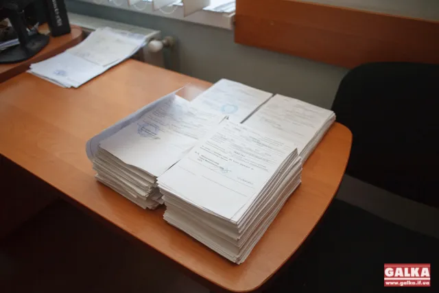 Комунальники доставляють франківцям повістки від військкомату (Фоторепортаж) — фото 1