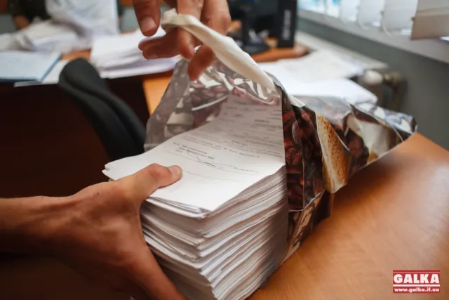 Комунальники доставляють франківцям повістки від військкомату (Фоторепортаж) — фото 4