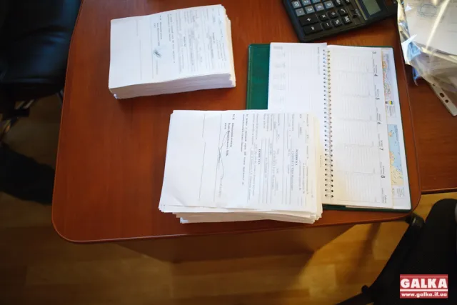 Комунальники доставляють франківцям повістки від військкомату (Фоторепортаж) — фото 5