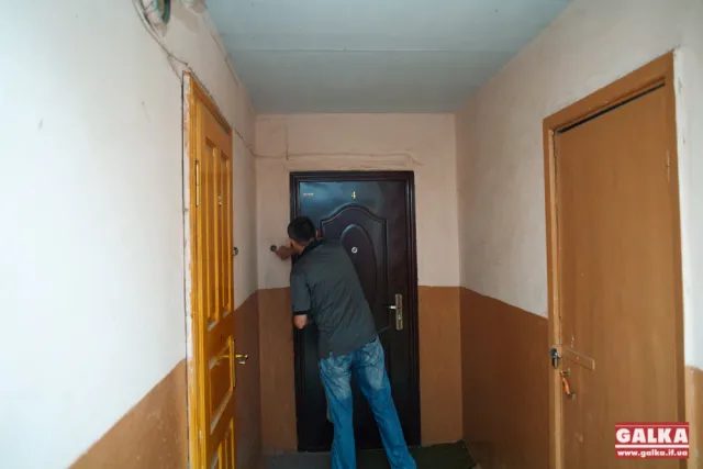 Комунальники доставляють франківцям повістки від військкомату (Фоторепортаж) — фото 9