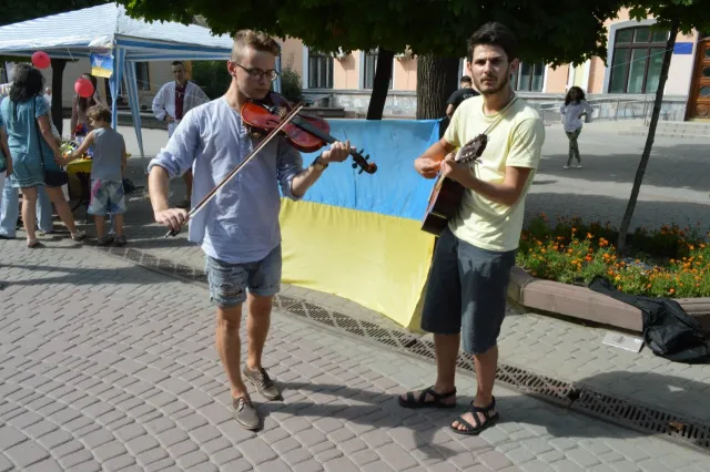 В Івано-Франківську влаштували «патріотичний розпродаж» (Фоторепортаж) — фото 1