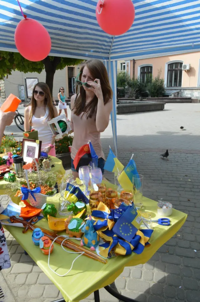 В Івано-Франківську влаштували «патріотичний розпродаж» (Фоторепортаж) — фото 2