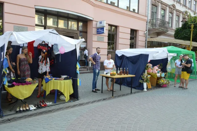 В Івано-Франківську влаштували «патріотичний розпродаж» (Фоторепортаж) — фото 5