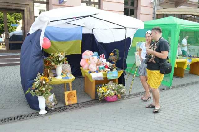 В Івано-Франківську влаштували «патріотичний розпродаж» (Фоторепортаж) — фото 6