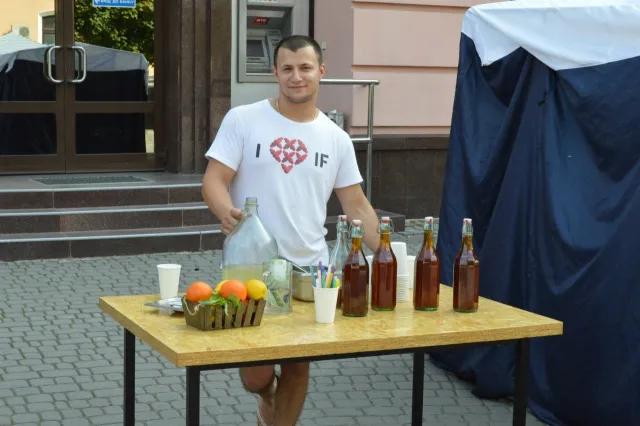 В Івано-Франківську влаштували «патріотичний розпродаж» (Фоторепортаж) — фото 8