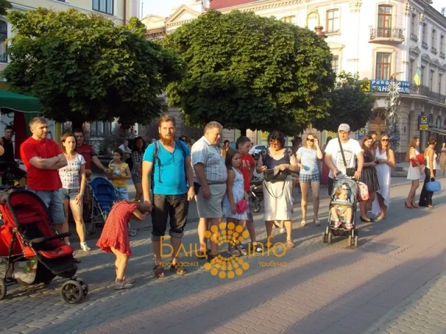 Мешканці Івано-Франківська мали змогу відвідати благодійний концерт вуличних музикантів «Art 4 Army» (Фоторепортаж) — фото 3