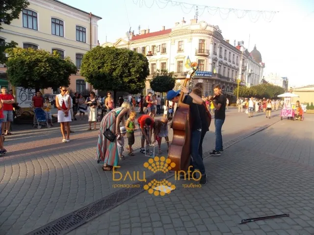 Мешканці Івано-Франківська мали змогу відвідати благодійний концерт вуличних музикантів «Art 4 Army» (Фоторепортаж) — фото 4
