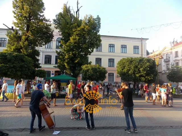 Мешканці Івано-Франківська мали змогу відвідати благодійний концерт вуличних музикантів «Art 4 Army» (Фоторепортаж) — фото 6