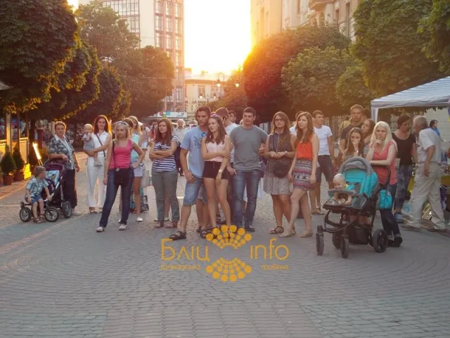 Мешканці Івано-Франківська мали змогу відвідати благодійний концерт вуличних музикантів «Art 4 Army» (Фоторепортаж) — фото 8