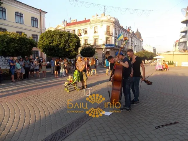 Мешканці Івано-Франківська мали змогу відвідати благодійний концерт вуличних музикантів «Art 4 Army» (Фоторепортаж) — фото 9