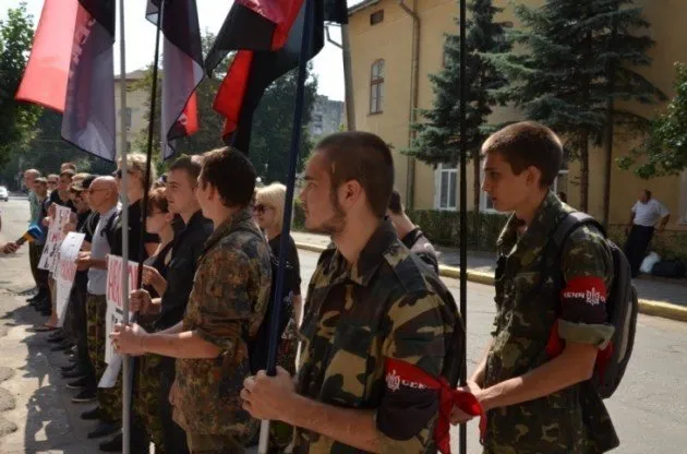 «Правий сектор» вимагає відставки Авакова, та проведення люстрації у лавах прикарпатської міліції (Фоторепортаж) + (Відео) — фото 5
