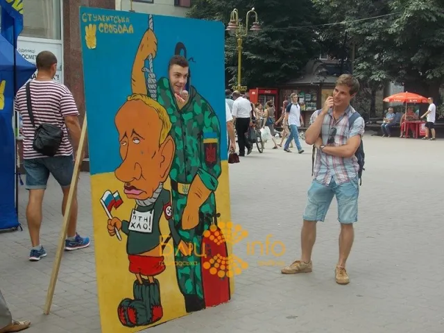 В Івано-Франківську насміхаються з Путіна (Фото) — фото 5