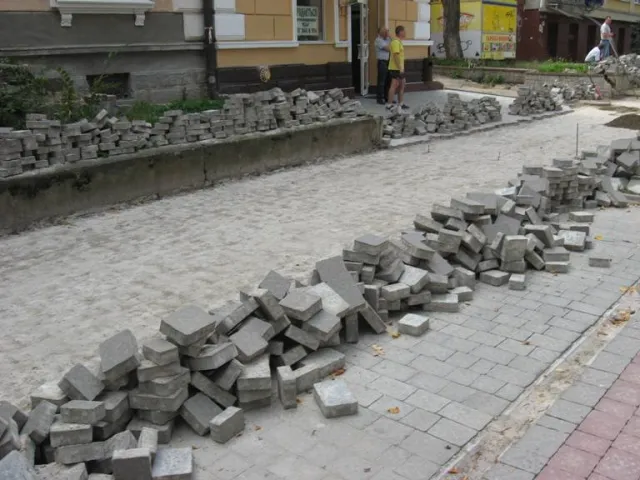 Сьогодні на вулиці Шевченка почали розбирати не так давно встановлену бруківку (Фоторепортаж) — фото 2