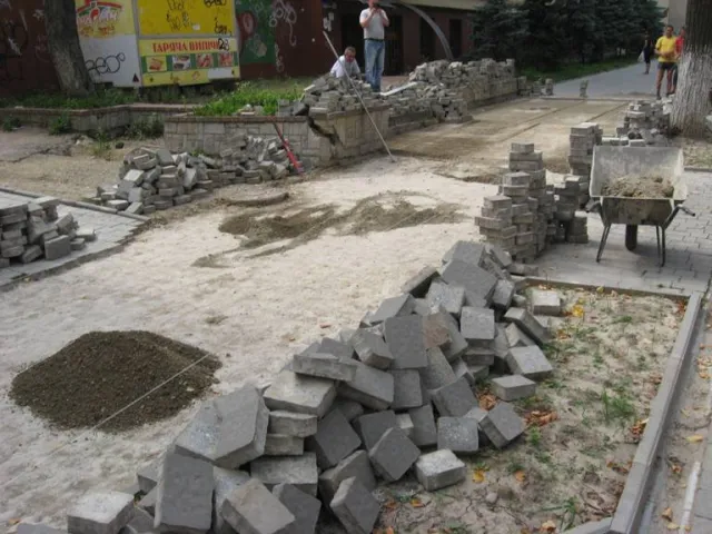 Сьогодні на вулиці Шевченка почали розбирати не так давно встановлену бруківку (Фоторепортаж) — фото 3