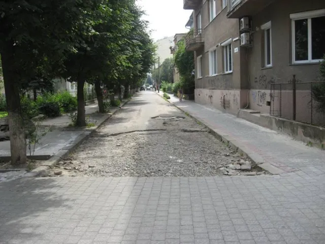 Сьогодні на вулиці Шевченка почали розбирати не так давно встановлену бруківку (Фоторепортаж) — фото 8