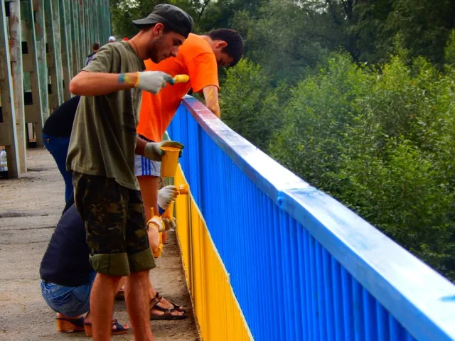 Міст, що об’єднує дві області Чернівецьку та Івано-Франківську, став синьо-жовтим (Фото) — фото 3