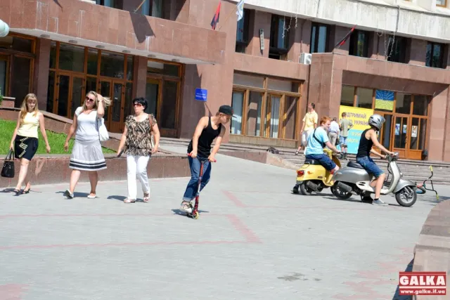 Франківські екстремали влаштували акцію протесту під міськрадою (Фоторепортаж) — фото 1