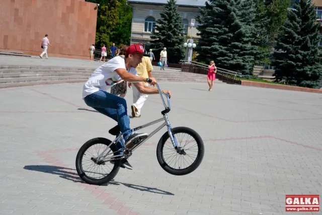 Франківські екстремали влаштували акцію протесту під міськрадою (Фоторепортаж) — фото 3