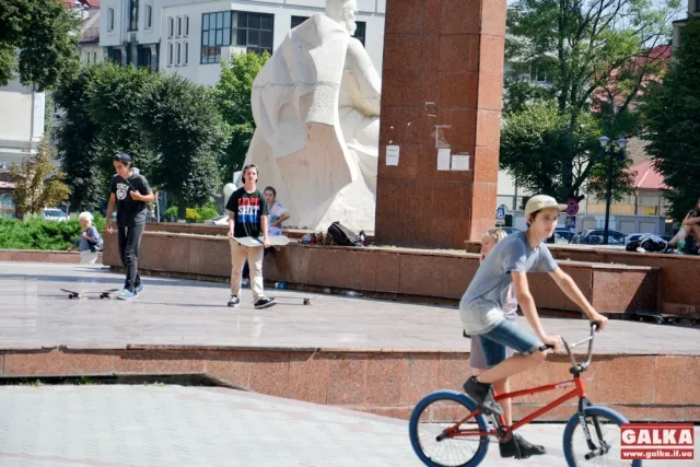 Франківські екстремали влаштували акцію протесту під міськрадою (Фоторепортаж) — фото 4