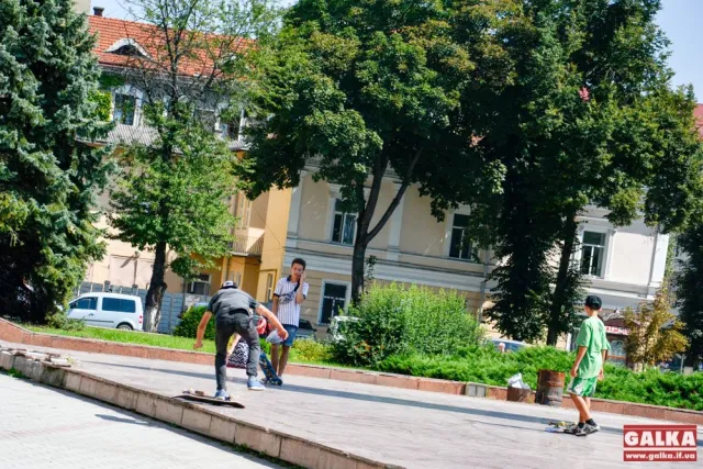 Франківські екстремали влаштували акцію протесту під міськрадою (Фоторепортаж) — фото 8